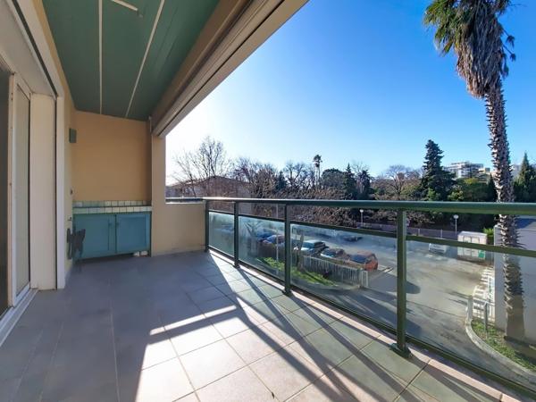 Appartement rénové avec terrasse et garage