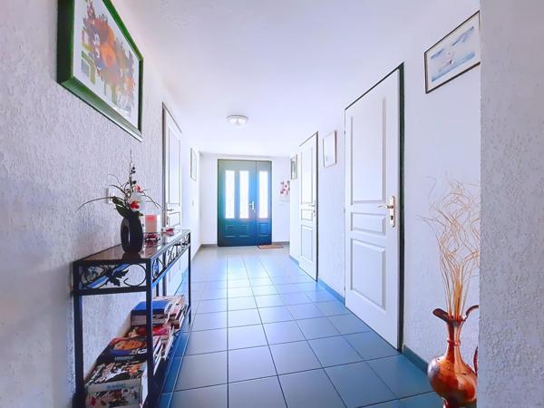 Appartement rénové avec terrasse et garage