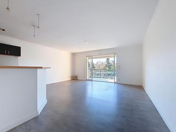 Appartement rénové avec terrasse et garage