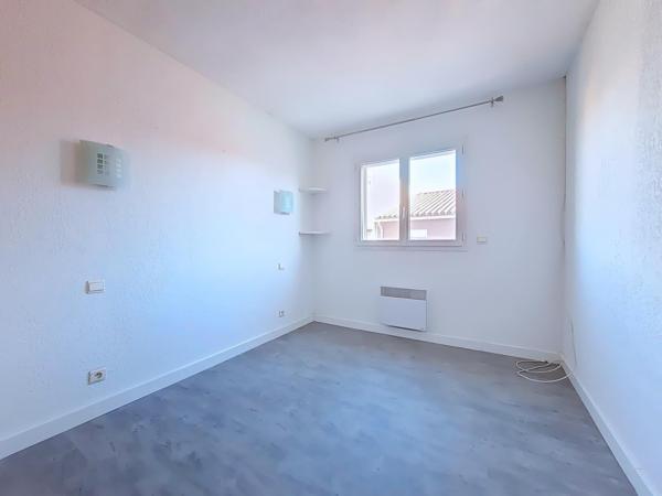 Appartement rénové avec terrasse et garage