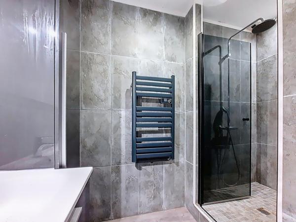 Appartement rénové avec terrasse et garage