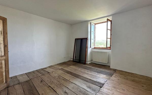 Maison à vendre    6 pièces •  Saint-Christophe-Vallon