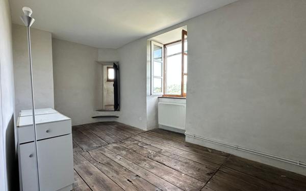 Maison à vendre    6 pièces •  Saint-Christophe-Vallon