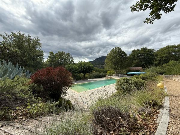 Lodève (34700) Magnifique maison contemporaine de 150 m² avec piscine à débordement et grand terrain de 10 800m² clos
