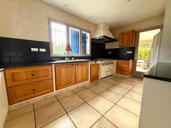 Lodève (34700) Magnifique maison contemporaine de 150 m² avec piscine à débordement et grand terrain de 10 800m² clos