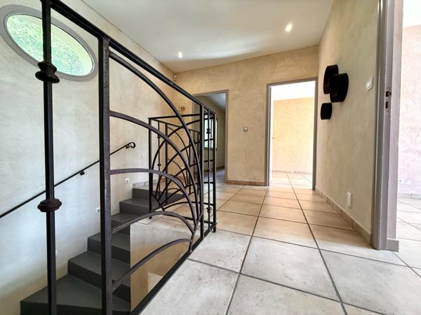 Lodève (34700) Magnifique maison contemporaine de 150 m² avec piscine à débordement et grand terrain de 10 800m² clos