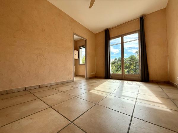 Lodève (34700) Magnifique maison contemporaine de 150 m² avec piscine à débordement et grand terrain de 10 800m² clos