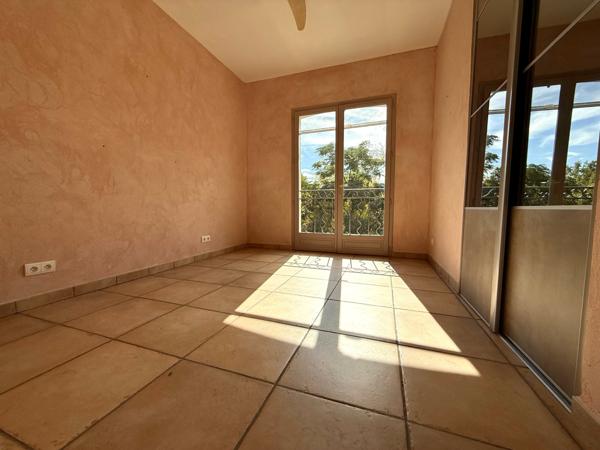 Lodève (34700) Magnifique maison contemporaine de 150 m² avec piscine à débordement et grand terrain de 10 800m² clos