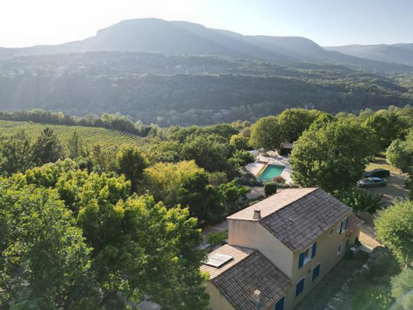 Lodève (34700) Magnifique maison contemporaine de 150 m² avec piscine à débordement et grand terrain de 10 800m² clos