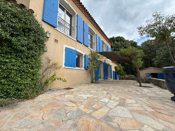 Lodève (34700) Magnifique maison contemporaine de 150 m² avec piscine à débordement et grand terrain de 10 800m² clos