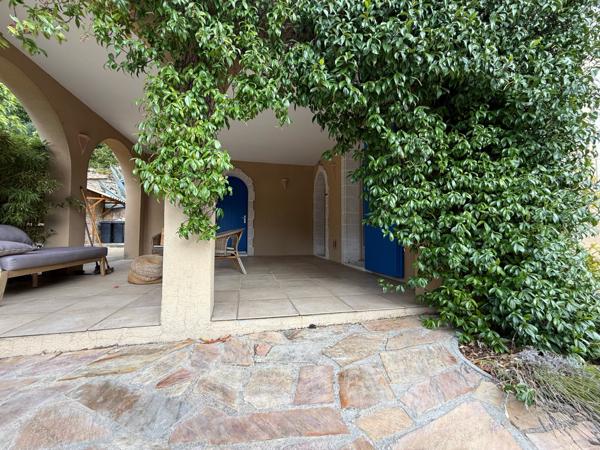 Lodève (34700) Magnifique maison contemporaine de 150 m² avec piscine à débordement et grand terrain de 10 800m² clos