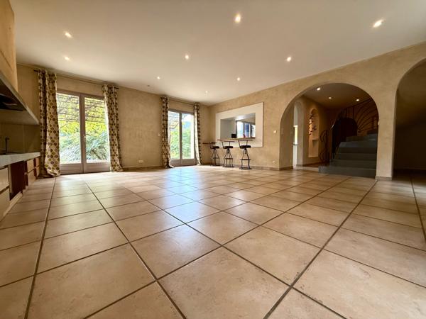 Lodève (34700) Magnifique maison contemporaine de 150 m² avec piscine à débordement et grand terrain de 10 800m² clos