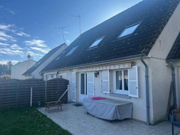 Maison jumelée idéale pour une famille, située dans un environnement recherché, à proximité immédiate des écoles primaires