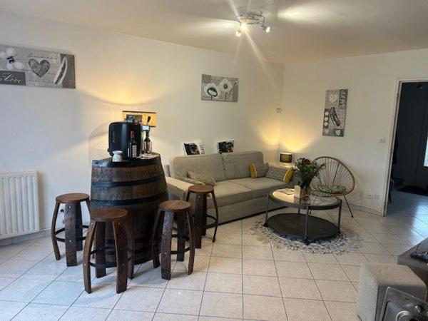 Maison jumelée idéale pour une famille, située dans un environnement recherché, à proximité immédiate des écoles primaires