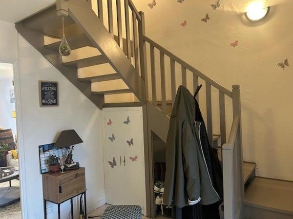 Maison jumelée idéale pour une famille, située dans un environnement recherché, à proximité immédiate des écoles primaires