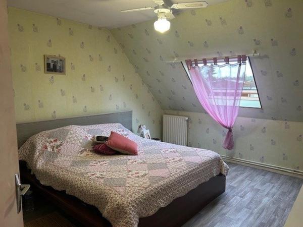 Maison jumelée idéale pour une famille, située dans un environnement recherché, à proximité immédiate des écoles primaires