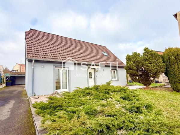 Maison spacieuse avec véranda et jardin.