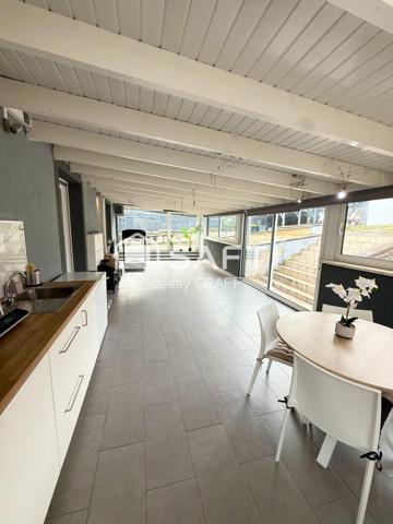 Maison spacieuse avec véranda et jardin.