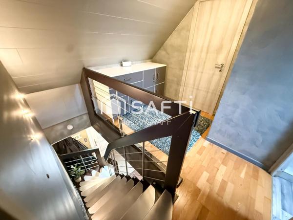 Maison spacieuse avec véranda et jardin.