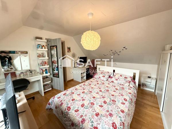 Maison spacieuse avec véranda et jardin.