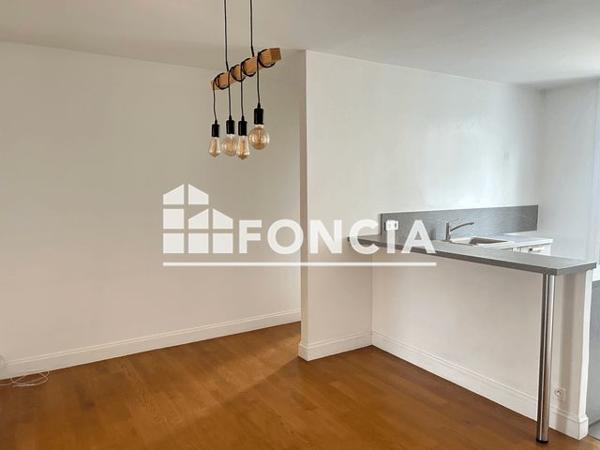 Location Appartement 3 pièces 75.14 m² - 8 RUE DE VALENCIENNES Paris 75010