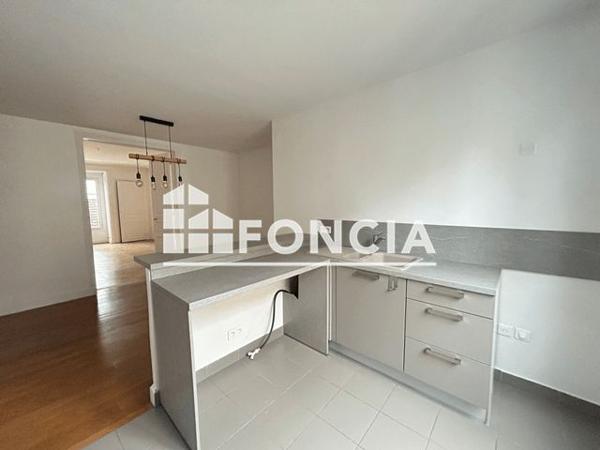 Location Appartement 3 pièces 75.14 m² - 8 RUE DE VALENCIENNES Paris 75010