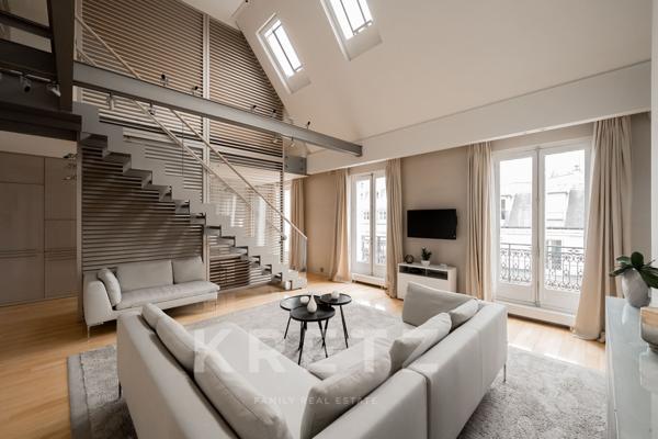 Appartement de réception en en dernier étage avec balcon à deux pas de l'Avenue Montaigne
