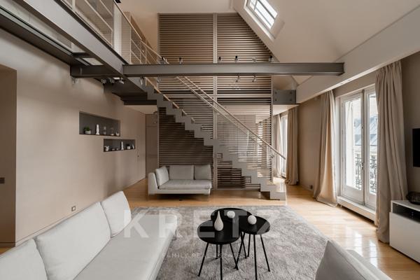 Appartement de réception en en dernier étage avec balcon à deux pas de l'Avenue Montaigne
