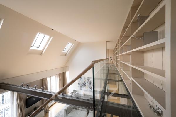 Appartement de réception en en dernier étage avec balcon à deux pas de l'Avenue Montaigne