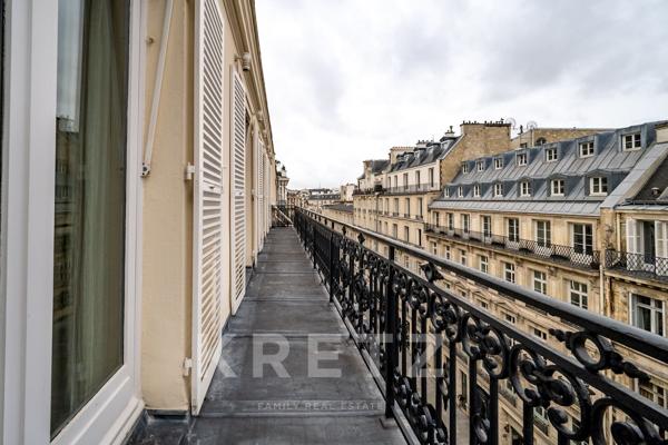 Appartement de réception en en dernier étage avec balcon à deux pas de l'Avenue Montaigne