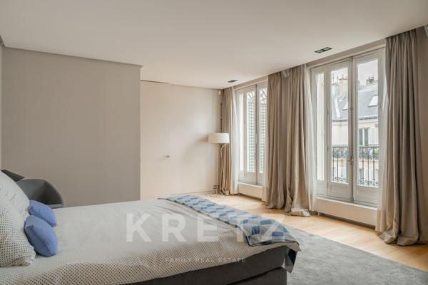 Appartement de réception en en dernier étage avec balcon à deux pas de l'Avenue Montaigne