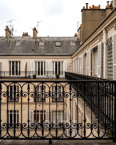 Appartement de réception en en dernier étage avec balcon à deux pas de l'Avenue Montaigne