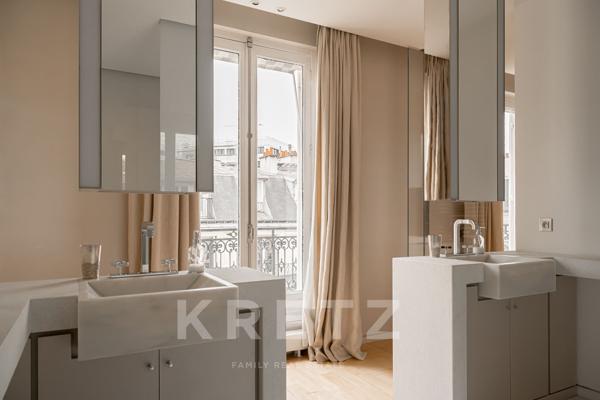 Appartement de réception en en dernier étage avec balcon à deux pas de l'Avenue Montaigne