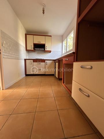 VENTE INTERACTIVE À ÉPINAY SOUS SENART – F3 DE 63 m²

 17 OCTOBRE 2026
 Prix de départ : 95 000 €
 Palier : 3 000 €

 UN APPARTEMENT QUI MÉRITE VOTRE ATTENTION

Dès l’entrée, cet appartement de 63 m² dévoile une organisation agréable et fonctionnelle.
La cuisine indépendante, aménagée et lumineuse, dispose de son propre cagibi, parfait pour ranger et optimiser l’espace.
Le salon-séjour, baigné de lumière, constitue le véritable cœur de l’appartement. Il s’ouvre sur un beau balcon filant, idéal pour profiter d’un extérieur au quotidien.
L’espace nuit offre deux chambres, dont l’une bénéficie d’une vue apaisante sur un parc très calme. La seconde dispose d’un placard intégré.
Un couloir doté de nombreux rangements assure une séparation naturelle entre l’espace de vie et l’espace nuit. Une salle d’eau entièrement neuve et un WC indépendant complètent l’ensemble.

 En plein centre-ville, profitez de la proximité immédiate des commerces, transports et commodités, tout en bénéficiant des bords de l’Yerres pour vos promenades et moments de détente.
10 min gare de Brunoy 
10 min A6 ( carré sénart ) 
40 min en rer de Paris 

 Ravalement déjà payé par le vendeur : 38 000 €
 Libre et disponible immédiatement
 DPE : D
chauffage géothermie la plus performante

 VISITEZ. ESTIMEZ. POSITIONNEZ-VOUS.

Ici, 95 000 € n’est que le prix de départ.
La vente interactive vous donne la possibilité de vous faire votre propre opinion sur la valeur du bien et de vous positionner en conséquence.
Venez visiter. Faites votre estimation. Et dites-nous : combien vaut cet appartement selon VOUS ?

 À vos estimations le 17 octobre 2026 !