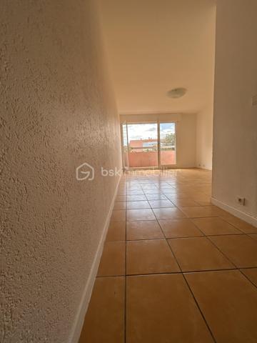 VENTE INTERACTIVE À ÉPINAY SOUS SENART – F3 DE 63 m²

 17 OCTOBRE 2026
 Prix de départ : 95 000 €
 Palier : 3 000 €

 UN APPARTEMENT QUI MÉRITE VOTRE ATTENTION

Dès l’entrée, cet appartement de 63 m² dévoile une organisation agréable et fonctionnelle.
La cuisine indépendante, aménagée et lumineuse, dispose de son propre cagibi, parfait pour ranger et optimiser l’espace.
Le salon-séjour, baigné de lumière, constitue le véritable cœur de l’appartement. Il s’ouvre sur un beau balcon filant, idéal pour profiter d’un extérieur au quotidien.
L’espace nuit offre deux chambres, dont l’une bénéficie d’une vue apaisante sur un parc très calme. La seconde dispose d’un placard intégré.
Un couloir doté de nombreux rangements assure une séparation naturelle entre l’espace de vie et l’espace nuit. Une salle d’eau entièrement neuve et un WC indépendant complètent l’ensemble.

 En plein centre-ville, profitez de la proximité immédiate des commerces, transports et commodités, tout en bénéficiant des bords de l’Yerres pour vos promenades et moments de détente.
10 min gare de Brunoy 
10 min A6 ( carré sénart ) 
40 min en rer de Paris 

 Ravalement déjà payé par le vendeur : 38 000 €
 Libre et disponible immédiatement
 DPE : D
chauffage géothermie la plus performante

 VISITEZ. ESTIMEZ. POSITIONNEZ-VOUS.

Ici, 95 000 € n’est que le prix de départ.
La vente interactive vous donne la possibilité de vous faire votre propre opinion sur la valeur du bien et de vous positionner en conséquence.
Venez visiter. Faites votre estimation. Et dites-nous : combien vaut cet appartement selon VOUS ?

 À vos estimations le 17 octobre 2026 !