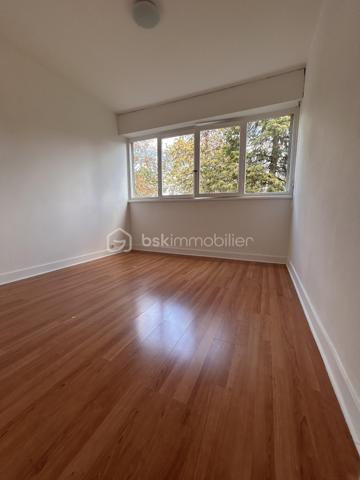 VENTE INTERACTIVE À ÉPINAY SOUS SENART – F3 DE 63 m²

 17 OCTOBRE 2026
 Prix de départ : 95 000 €
 Palier : 3 000 €

 UN APPARTEMENT QUI MÉRITE VOTRE ATTENTION

Dès l’entrée, cet appartement de 63 m² dévoile une organisation agréable et fonctionnelle.
La cuisine indépendante, aménagée et lumineuse, dispose de son propre cagibi, parfait pour ranger et optimiser l’espace.
Le salon-séjour, baigné de lumière, constitue le véritable cœur de l’appartement. Il s’ouvre sur un beau balcon filant, idéal pour profiter d’un extérieur au quotidien.
L’espace nuit offre deux chambres, dont l’une bénéficie d’une vue apaisante sur un parc très calme. La seconde dispose d’un placard intégré.
Un couloir doté de nombreux rangements assure une séparation naturelle entre l’espace de vie et l’espace nuit. Une salle d’eau entièrement neuve et un WC indépendant complètent l’ensemble.

 En plein centre-ville, profitez de la proximité immédiate des commerces, transports et commodités, tout en bénéficiant des bords de l’Yerres pour vos promenades et moments de détente.
10 min gare de Brunoy 
10 min A6 ( carré sénart ) 
40 min en rer de Paris 

 Ravalement déjà payé par le vendeur : 38 000 €
 Libre et disponible immédiatement
 DPE : D
chauffage géothermie la plus performante

 VISITEZ. ESTIMEZ. POSITIONNEZ-VOUS.

Ici, 95 000 € n’est que le prix de départ.
La vente interactive vous donne la possibilité de vous faire votre propre opinion sur la valeur du bien et de vous positionner en conséquence.
Venez visiter. Faites votre estimation. Et dites-nous : combien vaut cet appartement selon VOUS ?

 À vos estimations le 17 octobre 2026 !