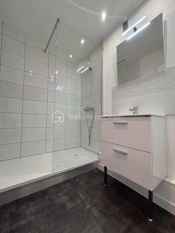 VENTE INTERACTIVE À ÉPINAY SOUS SENART – F3 DE 63 m²

 17 OCTOBRE 2026
 Prix de départ : 95 000 €
 Palier : 3 000 €

 UN APPARTEMENT QUI MÉRITE VOTRE ATTENTION

Dès l’entrée, cet appartement de 63 m² dévoile une organisation agréable et fonctionnelle.
La cuisine indépendante, aménagée et lumineuse, dispose de son propre cagibi, parfait pour ranger et optimiser l’espace.
Le salon-séjour, baigné de lumière, constitue le véritable cœur de l’appartement. Il s’ouvre sur un beau balcon filant, idéal pour profiter d’un extérieur au quotidien.
L’espace nuit offre deux chambres, dont l’une bénéficie d’une vue apaisante sur un parc très calme. La seconde dispose d’un placard intégré.
Un couloir doté de nombreux rangements assure une séparation naturelle entre l’espace de vie et l’espace nuit. Une salle d’eau entièrement neuve et un WC indépendant complètent l’ensemble.

 En plein centre-ville, profitez de la proximité immédiate des commerces, transports et commodités, tout en bénéficiant des bords de l’Yerres pour vos promenades et moments de détente.
10 min gare de Brunoy 
10 min A6 ( carré sénart ) 
40 min en rer de Paris 

 Ravalement déjà payé par le vendeur : 38 000 €
 Libre et disponible immédiatement
 DPE : D
chauffage géothermie la plus performante

 VISITEZ. ESTIMEZ. POSITIONNEZ-VOUS.

Ici, 95 000 € n’est que le prix de départ.
La vente interactive vous donne la possibilité de vous faire votre propre opinion sur la valeur du bien et de vous positionner en conséquence.
Venez visiter. Faites votre estimation. Et dites-nous : combien vaut cet appartement selon VOUS ?

 À vos estimations le 17 octobre 2026 !