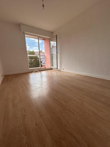VENTE INTERACTIVE À ÉPINAY SOUS SENART – F3 DE 63 m²

 17 OCTOBRE 2026
 Prix de départ : 95 000 €
 Palier : 3 000 €

 UN APPARTEMENT QUI MÉRITE VOTRE ATTENTION

Dès l’entrée, cet appartement de 63 m² dévoile une organisation agréable et fonctionnelle.
La cuisine indépendante, aménagée et lumineuse, dispose de son propre cagibi, parfait pour ranger et optimiser l’espace.
Le salon-séjour, baigné de lumière, constitue le véritable cœur de l’appartement. Il s’ouvre sur un beau balcon filant, idéal pour profiter d’un extérieur au quotidien.
L’espace nuit offre deux chambres, dont l’une bénéficie d’une vue apaisante sur un parc très calme. La seconde dispose d’un placard intégré.
Un couloir doté de nombreux rangements assure une séparation naturelle entre l’espace de vie et l’espace nuit. Une salle d’eau entièrement neuve et un WC indépendant complètent l’ensemble.

 En plein centre-ville, profitez de la proximité immédiate des commerces, transports et commodités, tout en bénéficiant des bords de l’Yerres pour vos promenades et moments de détente.
10 min gare de Brunoy 
10 min A6 ( carré sénart ) 
40 min en rer de Paris 

 Ravalement déjà payé par le vendeur : 38 000 €
 Libre et disponible immédiatement
 DPE : D
chauffage géothermie la plus performante

 VISITEZ. ESTIMEZ. POSITIONNEZ-VOUS.

Ici, 95 000 € n’est que le prix de départ.
La vente interactive vous donne la possibilité de vous faire votre propre opinion sur la valeur du bien et de vous positionner en conséquence.
Venez visiter. Faites votre estimation. Et dites-nous : combien vaut cet appartement selon VOUS ?

 À vos estimations le 17 octobre 2026 !