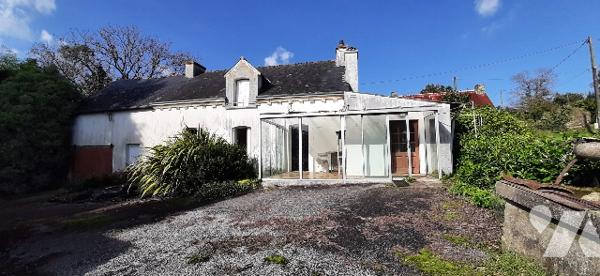 Rdc : véranda, cuisine, séjour, 2 ch, sdb, W.C
Grenier
Garage
Hangar
Cour et jardin