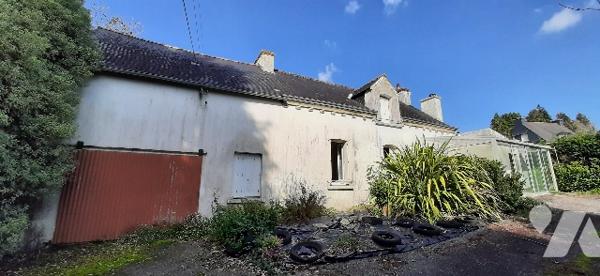 Rdc : véranda, cuisine, séjour, 2 ch, sdb, W.C
Grenier
Garage
Hangar
Cour et jardin