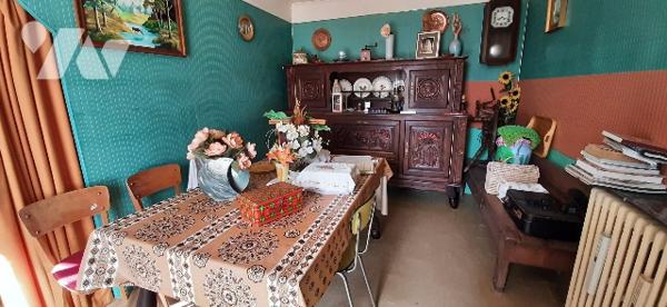 Rdc : véranda, cuisine, séjour, 2 ch, sdb, W.C
Grenier
Garage
Hangar
Cour et jardin