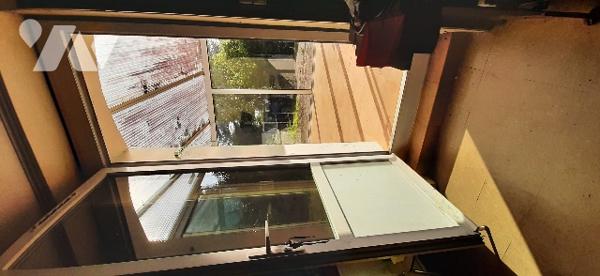 Rdc : véranda, cuisine, séjour, 2 ch, sdb, W.C
Grenier
Garage
Hangar
Cour et jardin