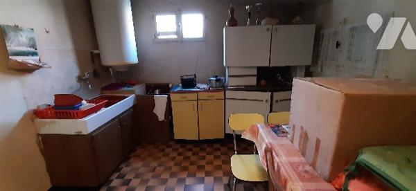 Rdc : véranda, cuisine, séjour, 2 ch, sdb, W.C
Grenier
Garage
Hangar
Cour et jardin