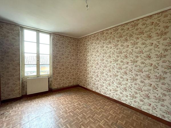 Maison de village avec jardin et grand garage