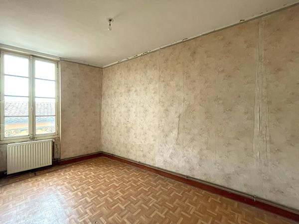 Maison de village avec jardin et grand garage