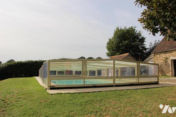 ANCIEN PRIEURE (235 m² habitables)  sur 3425 m² de terrain - piscine chauffée avec dôme