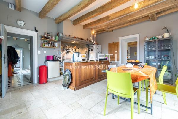 Maison de charme, 407m² rénovée, 35 km Besançon