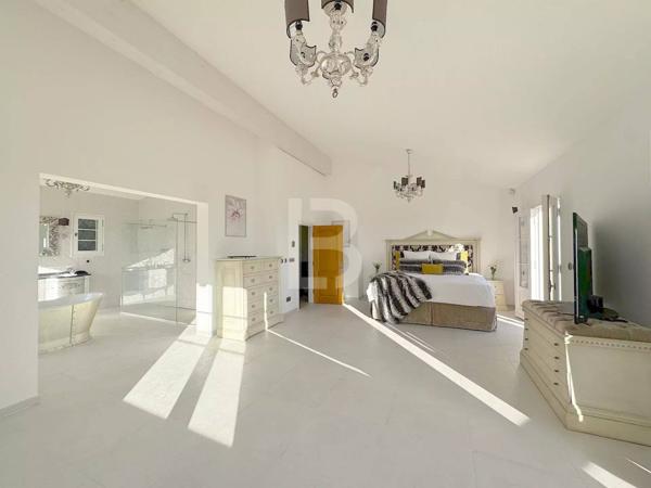 Villa de Luxe à Tourrettes-sur-Loup avec Vue Panoramique sur la Mer et Proximité de Vence