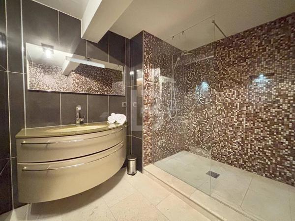 Villa de Luxe à Tourrettes-sur-Loup avec Vue Panoramique sur la Mer et Proximité de Vence