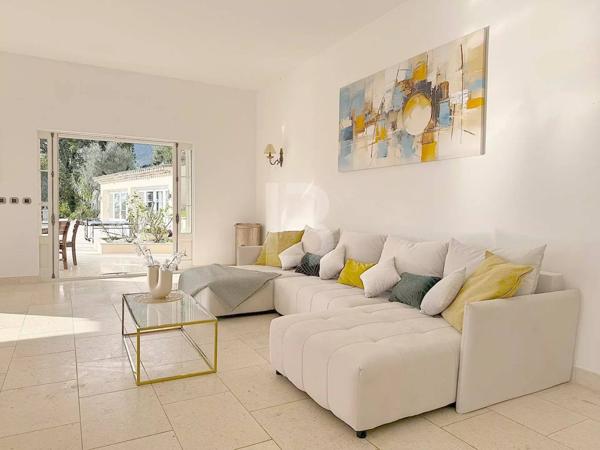 Villa de Luxe à Tourrettes-sur-Loup avec Vue Panoramique sur la Mer et Proximité de Vence